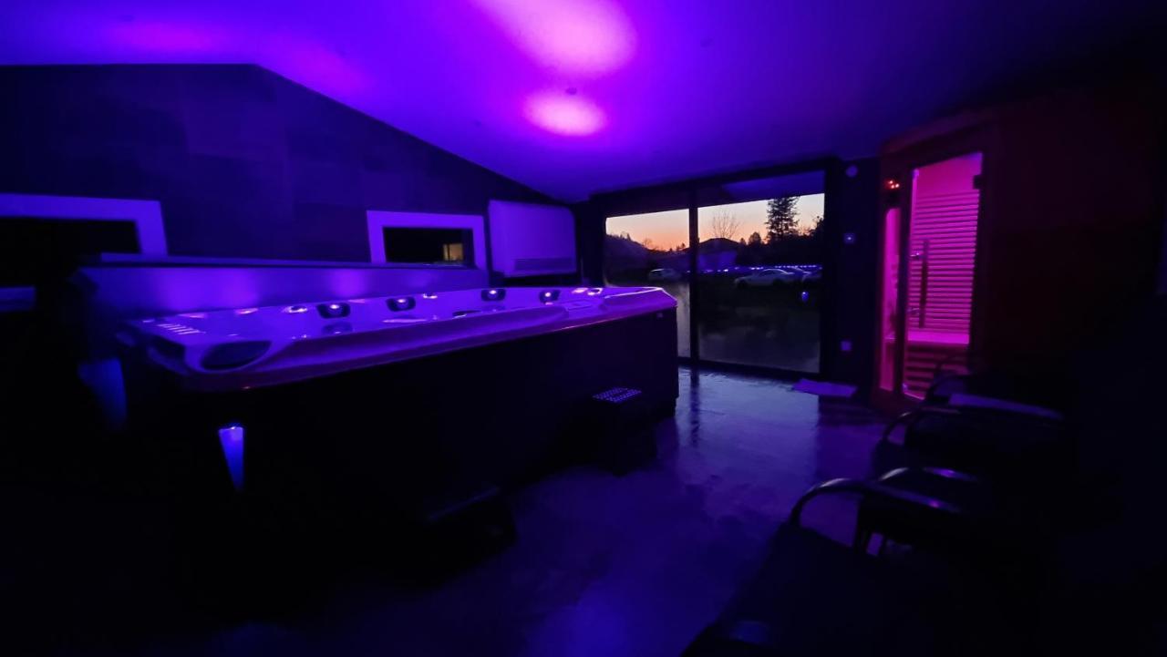 Gites De La Croisee Des Chemins - Piscine Chauffee - Spa, Hammam Et Sauna Izeaux Ngoại thất bức ảnh